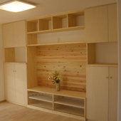 四角い小窓が並ぶ三階建ての家